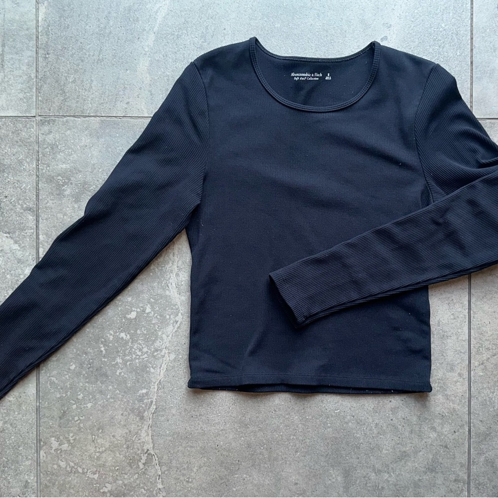 Abercrombie and Fitch Black Long Sleeve crop Top. Ribbed with lots of stretch